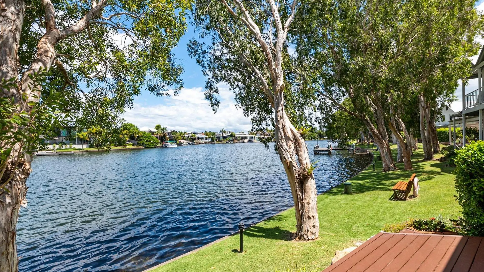 ****  Noosa Entrance Waterfront Resort Noosaville Australia